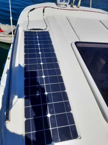 Miniferie inde i Nuuk fjorden. De færdige solceller på Maru