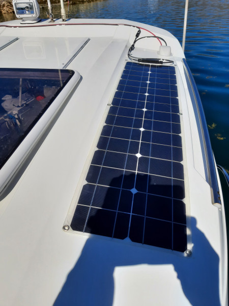 Miniferie inde i Nuuk fjorden. De færdige solceller på Maru