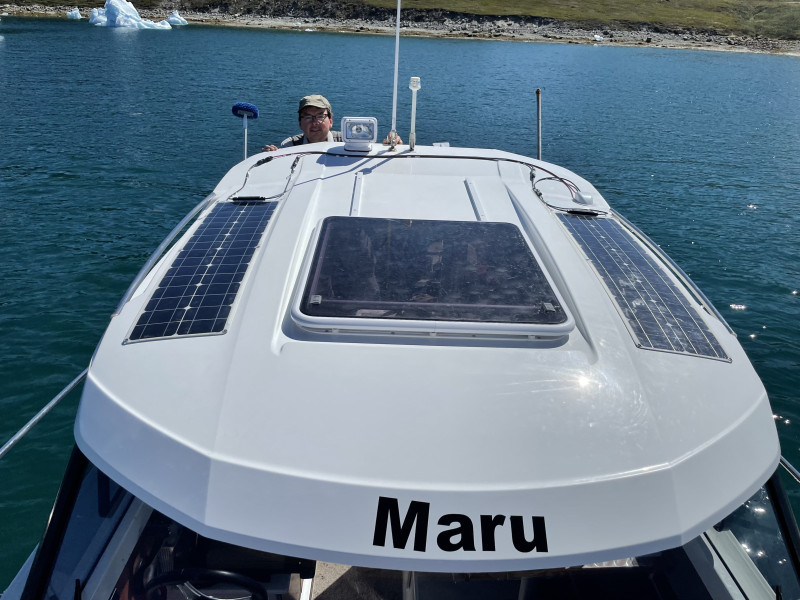 Miniferie inde i Nuuk fjorden. De færdige solceller på Maru