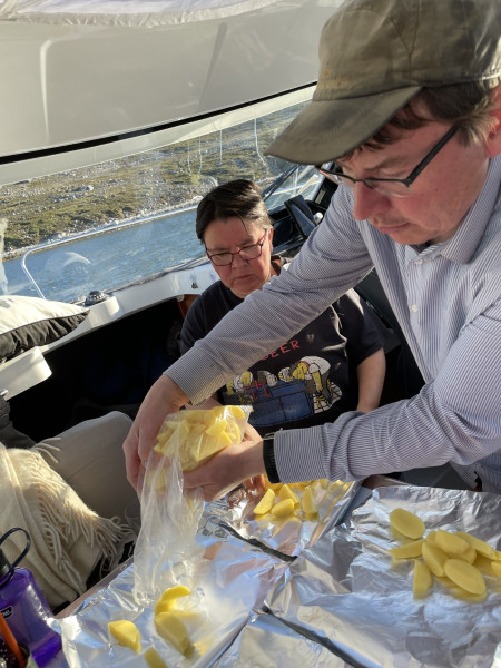 Miniferie i Qarajat Iluat. Kylling grillpakker samles