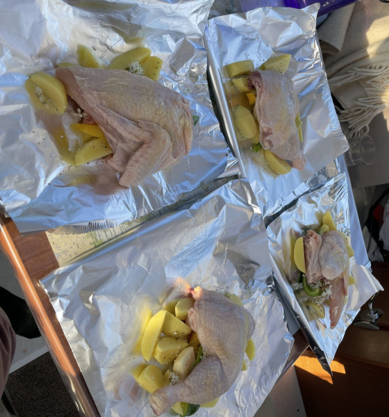 Miniferie i Qarajat Iluat. Kylling grillpakker samles