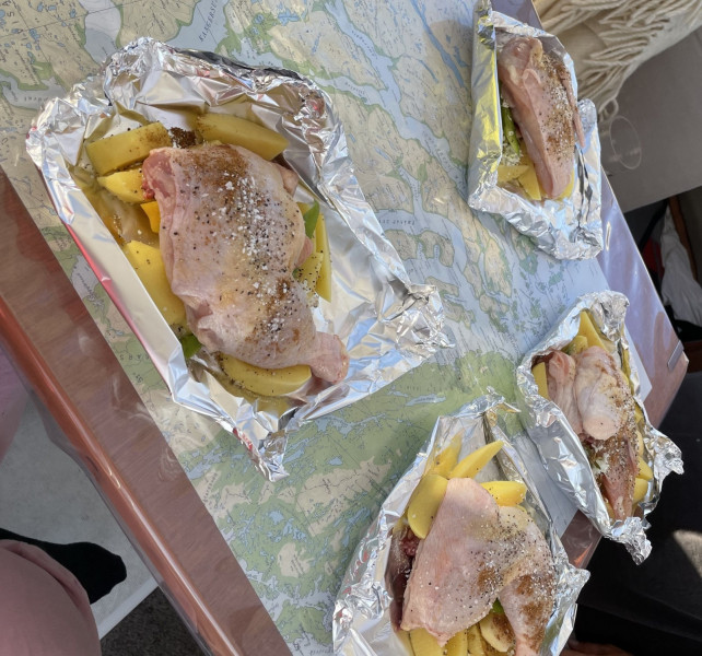 Miniferie i Qarajat Iluat. Kylling grillpakker samles