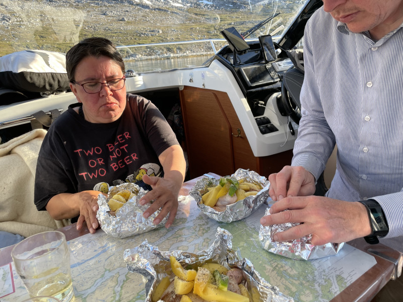 Miniferie i Qarajat Iluat. Kylling grillpakker samles