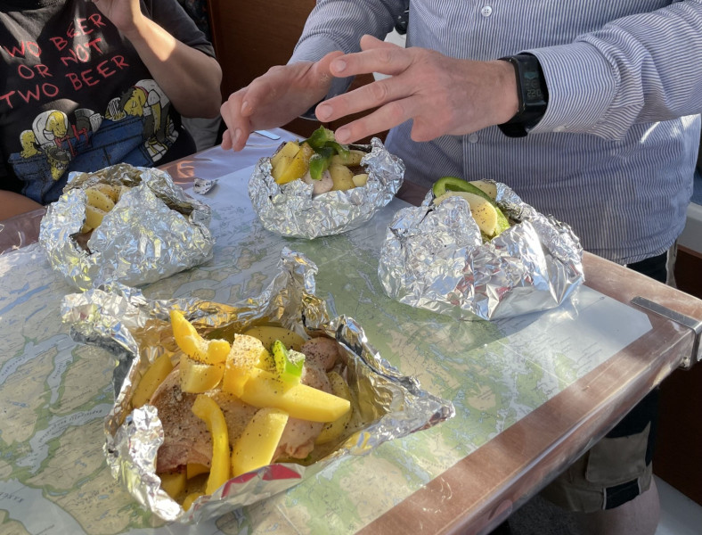 Miniferie i Qarajat Iluat. Kylling grillpakker samles