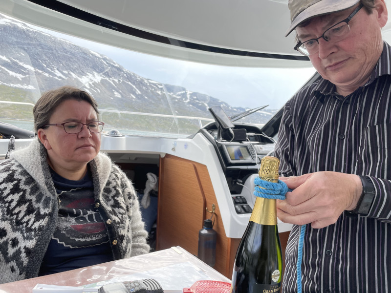 2021-07-16-1718_Anna-Hessler-Labansen-Champagne-Soeren-Labansen