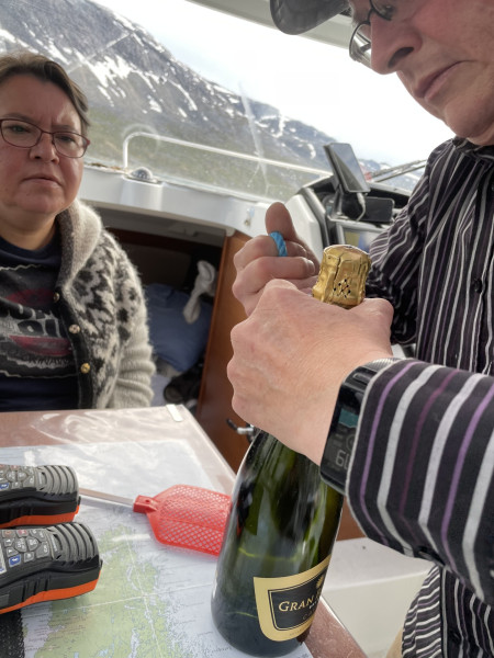 2021-07-16-1719_Anna-Hessler-Labansen-Champagne-Soeren-Labansen