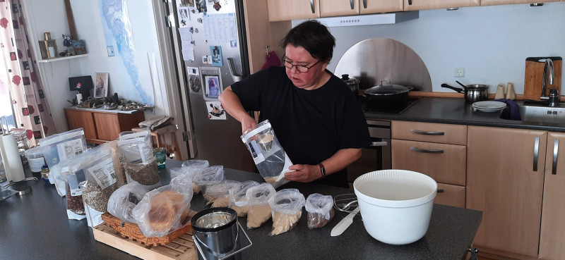 Anna pakker ingredienser til kækbrød i poser så dejen hurtigt kan laves.