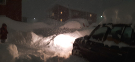 En smule sne er der på parkeringspladsen - heldigvis kunne jeg køre ud uden at skovle særligt meget.