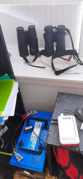 Solceller i vinduet sat til 12V batteri til opladning af powerbanks m.m.